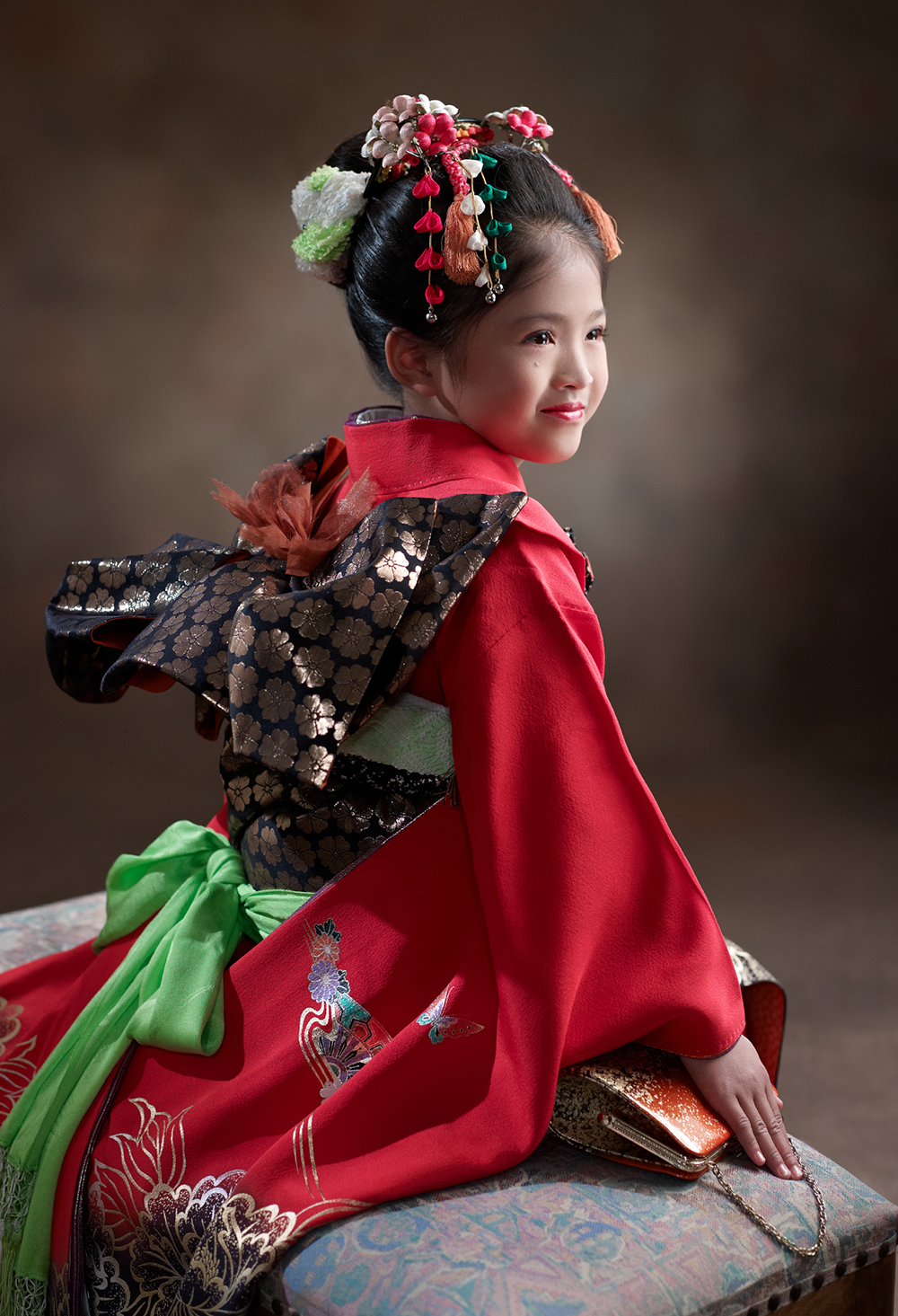 例えば7歳の「初めて帯を結ぶ」お祝いは、帯がよく見えるように後ろから七分身で。